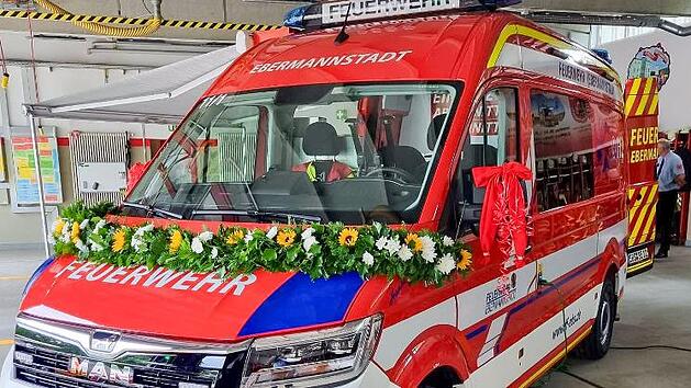 Das neue Mehrzweckfahrzeug der Feuerwehr Ebermannstadt wurde eingeweiht.
