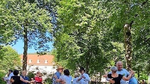 Schwungvoll ging es zu, trotz der großen sommerlichen Hitze hielten alle Tänzerinnen und Tänzer im Bad Bockleter Kurpark durch.