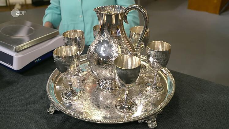 Das englische Silber-Set von Elkington & Co. aus dem Jahr 1876 wurde auf 5.000 bis 5.500 Euro gesch&auml;tzt. Elke Velten wurde f&uuml;r 5.000 Euro Besitzerin des Sets.