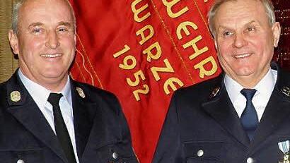 Seit 45 Jahren ist Reinhold Schantura (rechts) eine treibende Kraft bei der Schwarzenauer Feuerwehr. Vorsitzender Robert Pfeiffer ernennt ihn deshalb zum Ehrenmitglied.  Fotos: Pfannes