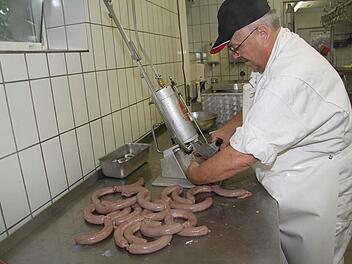 Betram Schuster ist gelernte Metzger. Das Wursten zur Reichenbacher Kerwa ist für den Außendienstler inzwischen nur ein Hobby. Mit der automatischen Füllmaschine ist er gut ausgerüstet. Foto: Sonja Adam