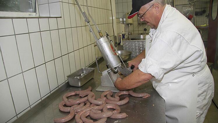 Betram Schuster ist gelernte Metzger. Das Wursten zur Reichenbacher Kerwa ist für den Außendienstler inzwischen nur ein Hobby. Mit der automatischen Füllmaschine ist er gut ausgerüstet. Foto: Sonja Adam
