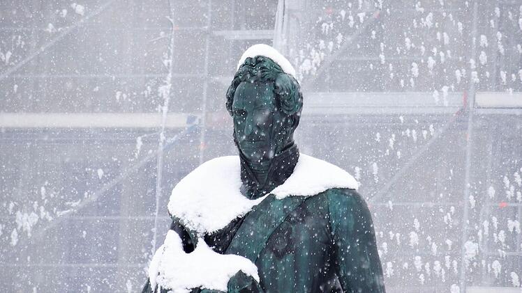Ernst I. vor der eingerüsteten Ehrenburg: Winterimpressionen aus CoburgFoto: Jochen Berger
