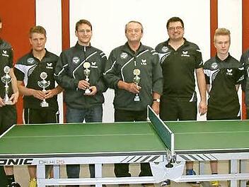 Tischtennis-Vereinsmeister beim DJK-SV Neufang wurde Michael Kolb (Zweiter von links). Im Doppel siegten Manuel Gebhardt und Lothar Raab (Fünfter und Sechster von links). Mit im Bild (von links) die Endrundenteilnehmer Sebastian Kotschenreuther, Michael Beitzinger, Tobias Wachter, Markus Hofmann und Nico Trebes, Abteilungsleiter Rainer Kolb und Vorsitzender Hans-Joachim Meier. Foto: Hans Franz