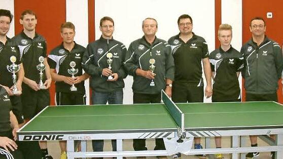 Tischtennis-Vereinsmeister beim DJK-SV Neufang wurde Michael Kolb (Zweiter von links). Im Doppel siegten Manuel Gebhardt und Lothar Raab (Fünfter und Sechster von links). Mit im Bild (von links) die Endrundenteilnehmer Sebastian Kotschenreuther, Michael Beitzinger, Tobias Wachter, Markus Hofmann und Nico Trebes, Abteilungsleiter Rainer Kolb und Vorsitzender Hans-Joachim Meier. Foto: Hans Franz