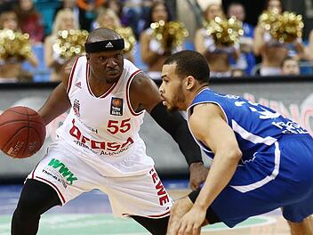Dawan Robinson (mit Ball) stand in Frankfurt - hier gegen Justin Cobbs - 24 Minuten auf dem Feld und zeigte bereits seine Qualit&auml;ten. Foto: Daniel L&ouml;b