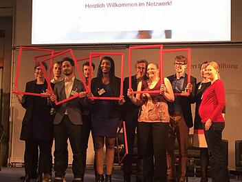 Unter den zehn neuen "Verantwortlichen" der Robert Bosch Stiftung ist auch der Kirchlauterer Dominik Baum (Dritter von rechts). Foto: Günther Geiling