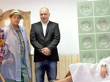 Alles sorgen sich um den eingebildeten Kranken Max Pressel (Vierter von rechts, dargestellt von Herbert Zapf) in dem neuen Stück "Suche Mann für meine bessere Hälfte", das die Theatergruppe des TSV Gemünda zur Aufführung bringt (von links): Franz Pressel (Leo Tusche), Magd Bruni Hacksel (Nina Bornitzky), Viehhändler Anton Reich (Michael Löhlein), Pastor Ritzenhoff (Uwe Pflaum), Hermine Schnackel (Manuela Hennig), Gemeindeschwester Agathe Raubein (Christina Rabadan) und Rosa Pressel (Anke Dipp...