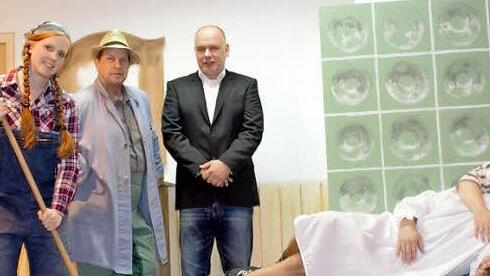 Alles sorgen sich um den eingebildeten Kranken Max Pressel (Vierter von rechts, dargestellt von Herbert Zapf) in dem neuen Stück "Suche Mann für meine bessere Hälfte", das die Theatergruppe des TSV Gemünda zur Aufführung bringt (von links): Franz Pressel (Leo Tusche), Magd Bruni Hacksel (Nina Bornitzky), Viehhändler Anton Reich (Michael Löhlein), Pastor Ritzenhoff (Uwe Pflaum), Hermine Schnackel (Manuela Hennig), Gemeindeschwester Agathe Raubein (Christina Rabadan) und Rosa Pressel (Anke Dipp...