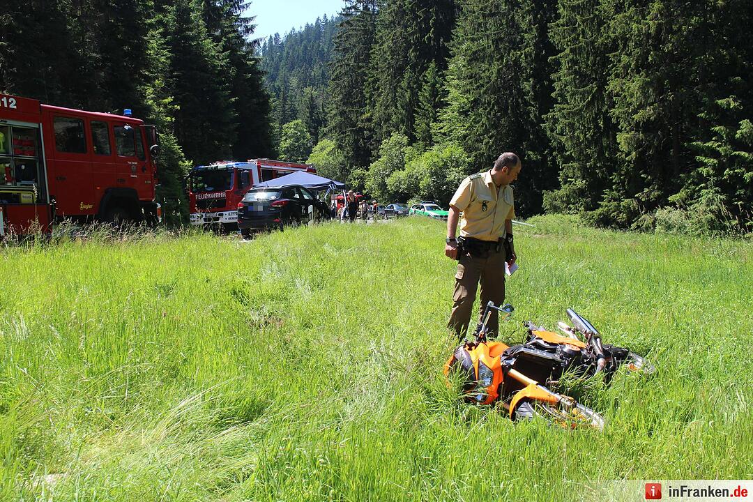 Motorradfahrer stuerzt und rutscht in Gegenverkehr - Biker verstirbt noch am Unfallort