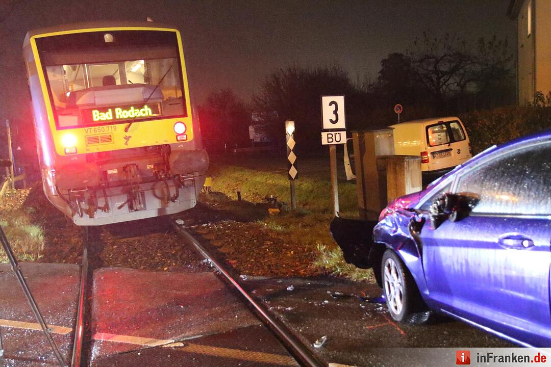 Auto kollidiert in Coburg mit Triebwagen