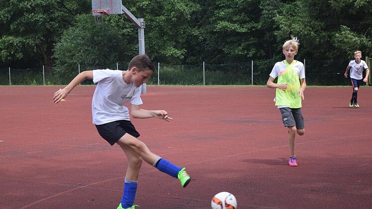 Auf dem Sportplatz lieferten sich Schüler-Fußballmannschaften spannende Duelle. Foto: Daniela Pondelicek
