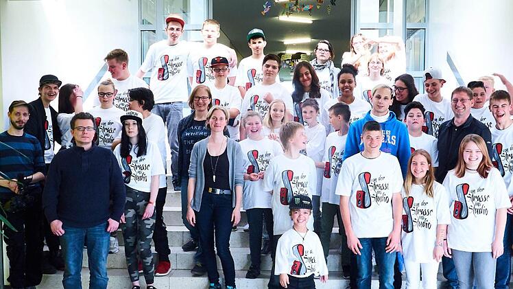 Prächtige Stimmung bei den "Erthal-Kids". Sie waren die ersten, die einen "Von der Straße ins Studio"-Workshop realisiert haben. Herausgekommen ist der Rap "Die Zukunft gehört Dir!". Foto: Ralf Naumann
