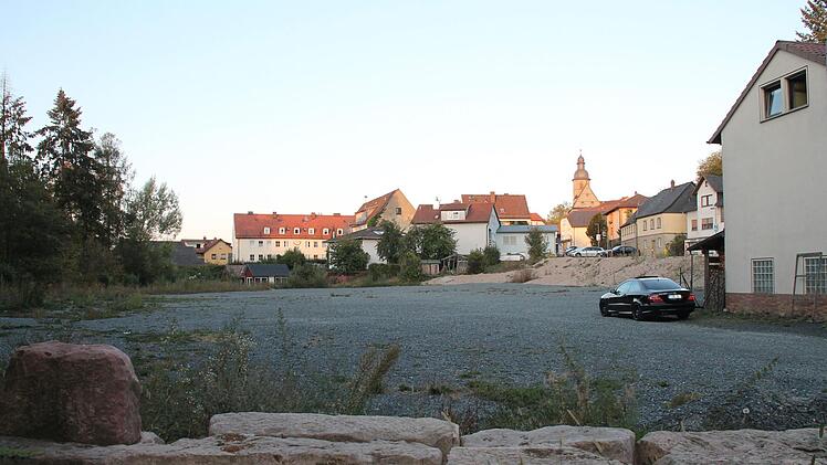 Vorgestellt wurde dem Marktgemeinderat Mitwitz die Neuordnung des Geländes der Fischer-Brache am westlichen Ortseingang. Die Fläche soll teilweise als Parkplatz mit einem Schotterrasen genutzt werden. Foto: Herbert Fischer