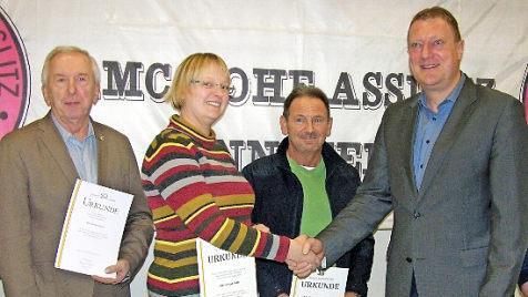 Bürgermeister Michael Keilich beglückwünscht die Mitgliedsjubilare (von links) Dieter Hofmann, Sonja Ernst und Erich Schöps.