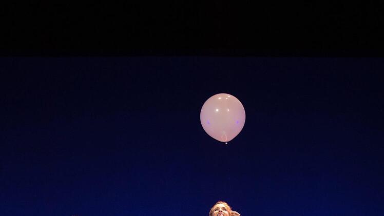 Turbulent und unterhaltsam: Szene aus Eduard Künnekes Operette "Der VEtter aus Dingsda" am Landestheater Coburg.Foto: Sebastian Buff