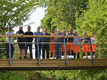 Die am Bau Beteiligten freuen sich &uuml;ber die Fertigstellung der Wallgrabenbr&uuml;cke in Bad Rodach (von links): Bauunternehmer Markus Fladt und Christoph Hofmann, Bauamtsmitarbeiter Hannes Fertsch, B&uuml;rgermeister Tobias Ehrlicher und Mitarbeiter des st&auml;dtischen Bauhofes. Foto: Stadt Bad Rodach, Manuel Keller