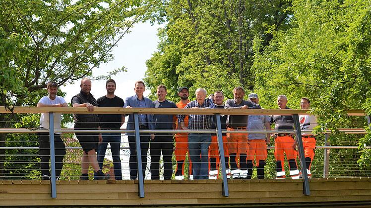 Die am Bau Beteiligten freuen sich &uuml;ber die Fertigstellung der Wallgrabenbr&uuml;cke in Bad Rodach (von links): Bauunternehmer Markus Fladt und Christoph Hofmann, Bauamtsmitarbeiter Hannes Fertsch, B&uuml;rgermeister Tobias Ehrlicher und Mitarbeiter des st&auml;dtischen Bauhofes. Foto: Stadt Bad Rodach, Manuel Keller