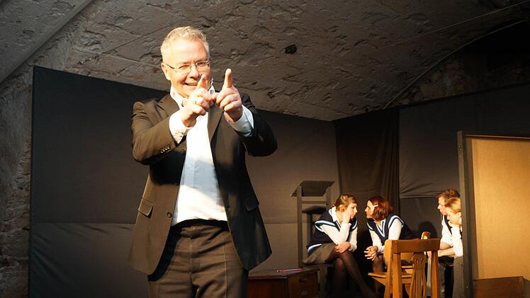 Mit "Elite macht Schule" präsentierte Spectaculum 2016 im Bocksbeutelkeller Szenen verschiedener literarischer Werke.  Foto: Archiv/Arkadius Guzy