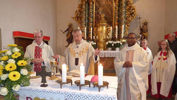Während des Festgottesdienstes v. l.): Pfarrer Bernhard Simon, Erzbischof Ludwig Schick und  Pfarradministrator Pater Rajesh Lugun     Foto: Thomas Weichert