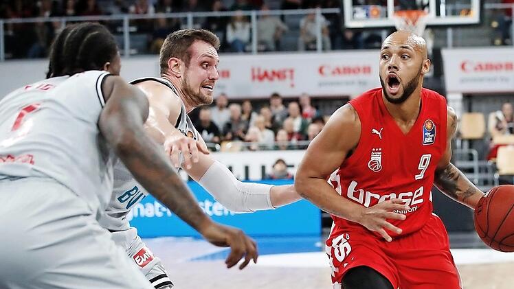 Maurice Stackey (rechts) hat den Korb im Blick, links der Würzburger Johannes Richter, vorne dessen Teamkollege Junior Etou. Foto: