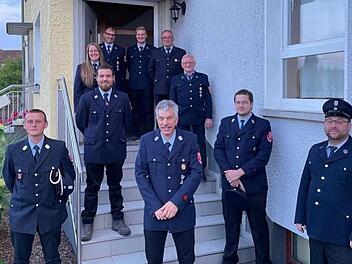 Neuwahlen gab es bei der Freiwilligen Feuerwehr Roßbach im Vereinsvorstand:  1. Reihe, von links:  1. Kommandant und 1. Vereinsvorsitzender Patrick Pinkau, Vertrauensmann Gerhard Schüssler, 2. Kommandant Sebstian Leuber; 2. Reihe, von links: 2. Vorsitzender Fabian Zimmermann Vertrauensmann Dominik Knauf, 3. Reihe, von links: Kassenprüferin Michaela Reusch, Vertrauensmann Reinhard Bug; 4. Reihe, von links: Schriftführer Volker Roth, Kassenprüfer Lorenz Roth und Kassier Michael Vogler. Foto: Lu...