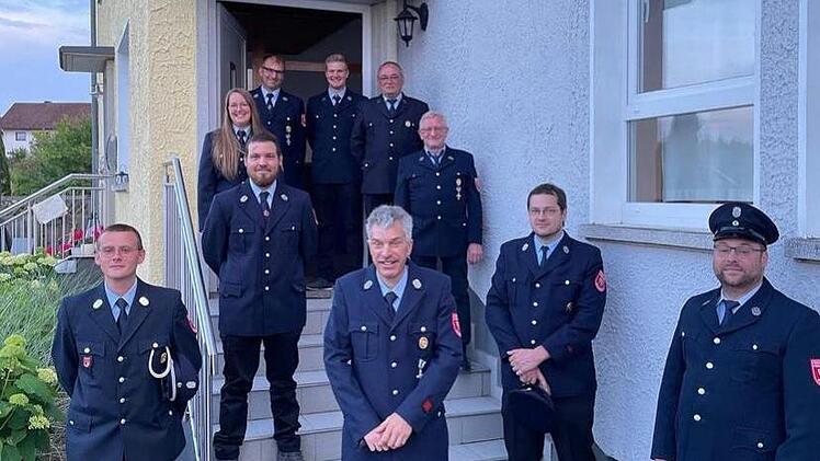 Neuwahlen gab es bei der Freiwilligen Feuerwehr Roßbach im Vereinsvorstand:  1. Reihe, von links:  1. Kommandant und 1. Vereinsvorsitzender Patrick Pinkau, Vertrauensmann Gerhard Schüssler, 2. Kommandant Sebstian Leuber; 2. Reihe, von links: 2. Vorsitzender Fabian Zimmermann Vertrauensmann Dominik Knauf, 3. Reihe, von links: Kassenprüferin Michaela Reusch, Vertrauensmann Reinhard Bug; 4. Reihe, von links: Schriftführer Volker Roth, Kassenprüfer Lorenz Roth und Kassier Michael Vogler. Foto: Lu...