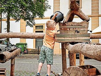Das Wasserspielmobil kommt beim Nachwuchs sehr gut an.