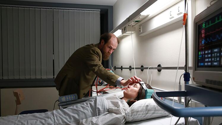 Im Krankenhaus legt Dr. Schneider (Robert Gwisdek) der nach einem Unfall im Koma liegenden Eva H&uuml;tter (Nadine Dubois) seine "Traummaschine" an. Kann so das vermisste Kind gefunden werden, das die Mutter in Panik an einem unbekannten Ort versteckte?