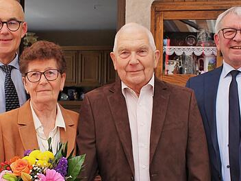 Zum Ehejubil&auml;um von Hildegard und Andreas Gath gratulierten Landrat Hans Kalb (rechts) und B&uuml;rgermeister Jakobus K&ouml;tzner (links).