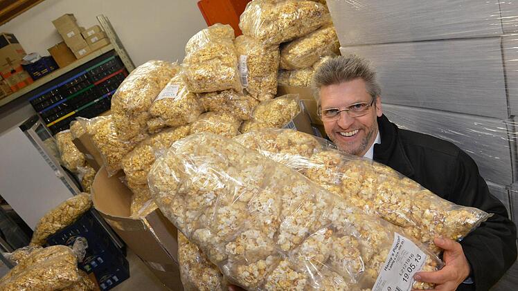 Kleine Tütchen in großen Tüten: Raimund Wörner mit dem Popcorn, das am Sonntag von den Wägen geworfen wird.  Fotos: Ronald Rinklef