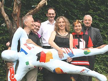 "Wir sind bunt" taufte Sonita (2. von rechts) ihre Figur, die sie beim Sommerfest im Johanna-Kirchner-Haus im Garten ausstellte. Das Bild zeigt sie zusammen mit AWO-Bezirksgeschäftsführer Martin Ulses, Katharina, Kai Sterzbach, Ulrike Schürger (stellv. Leitung) und Franz Bernitzky (Leitung).  Fotos: Thomas Meyer