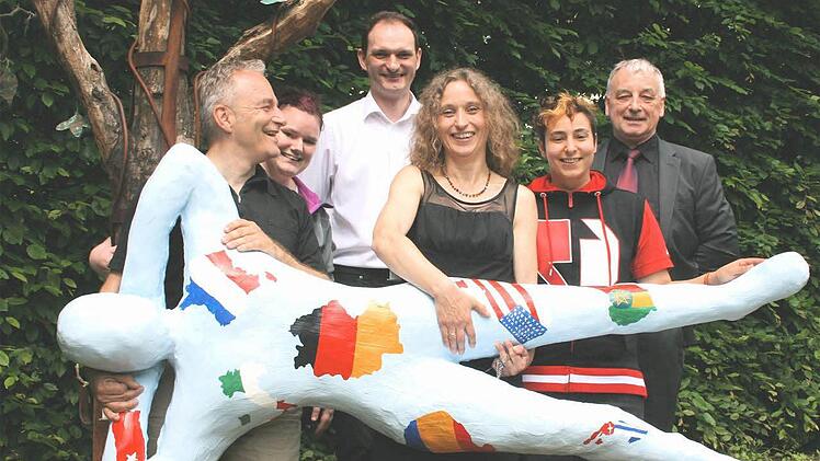"Wir sind bunt" taufte Sonita (2. von rechts) ihre Figur, die sie beim Sommerfest im Johanna-Kirchner-Haus im Garten ausstellte. Das Bild zeigt sie zusammen mit AWO-Bezirksgeschäftsführer Martin Ulses, Katharina, Kai Sterzbach, Ulrike Schürger (stellv. Leitung) und Franz Bernitzky (Leitung).  Fotos: Thomas Meyer