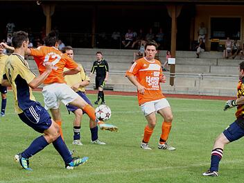 Für ein Ausrufezeichen sorgte der SV Ebelsbach in der Kreisklasse Schweinfurt 3 mit seinem 7:2-Sieg über den TSV Wülflingen. Den Schlusspunkt setzte der Ebelsbacher Jumar Eleby (Dritter von links), der mit der Hacke den siebten Treffer für seine Mannschaft erzielt.