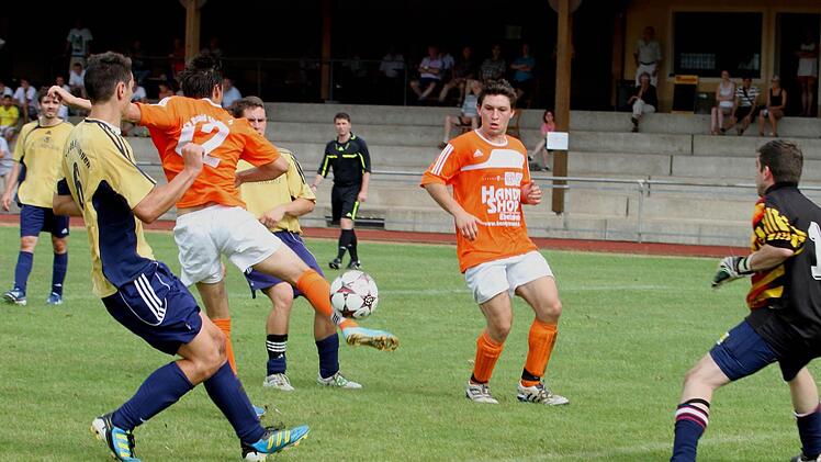 Für ein Ausrufezeichen sorgte der SV Ebelsbach in der Kreisklasse Schweinfurt 3 mit seinem 7:2-Sieg über den TSV Wülflingen. Den Schlusspunkt setzte der Ebelsbacher Jumar Eleby (Dritter von links), der mit der Hacke den siebten Treffer für seine Mannschaft erzielt.
