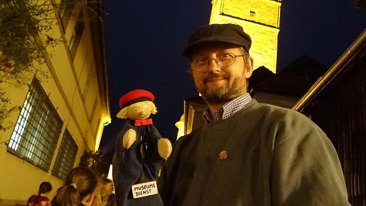 Der ganze Bürgerverein war bei der Museumsnacht engagiert. Andreas Remshard war stets in Begleitung seiner Handpuppe unterwegs und brachte die Erinnerungsbutton an Mann und Frau. Foto: Johanna Eckert