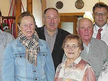 Ihren 85. Geburtstag feierte Hedwig Schramm aus Kupferberg. Unser Bild zeigt (von rechts) Diana Schramm, Peter Sandler, Franz Rucker, die Jubilarin, stellvertretenden Bürgermeister Alfred Kolenda, Margitta Frosch und Martin Schramm. Foto: Klaus-Peter Wulf