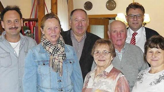 Ihren 85. Geburtstag feierte Hedwig Schramm aus Kupferberg. Unser Bild zeigt (von rechts) Diana Schramm, Peter Sandler, Franz Rucker, die Jubilarin, stellvertretenden Bürgermeister Alfred Kolenda, Margitta Frosch und Martin Schramm. Foto: Klaus-Peter Wulf
