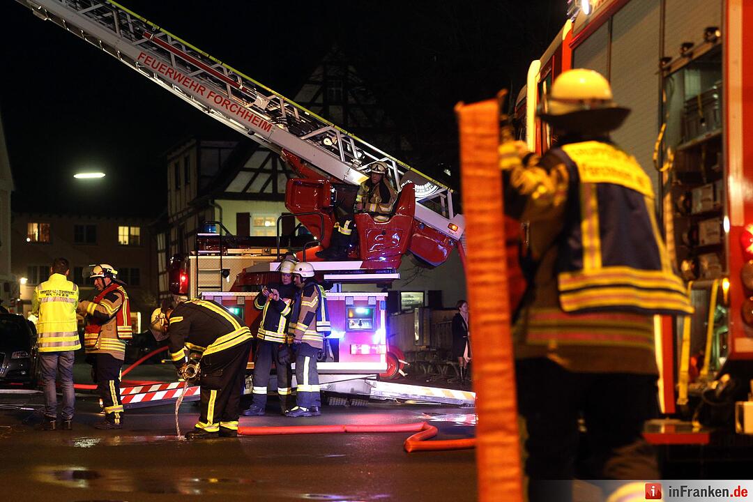 Schwelbrand an Hausfassade löst Feuerwehreinsatz in Forchheim aus