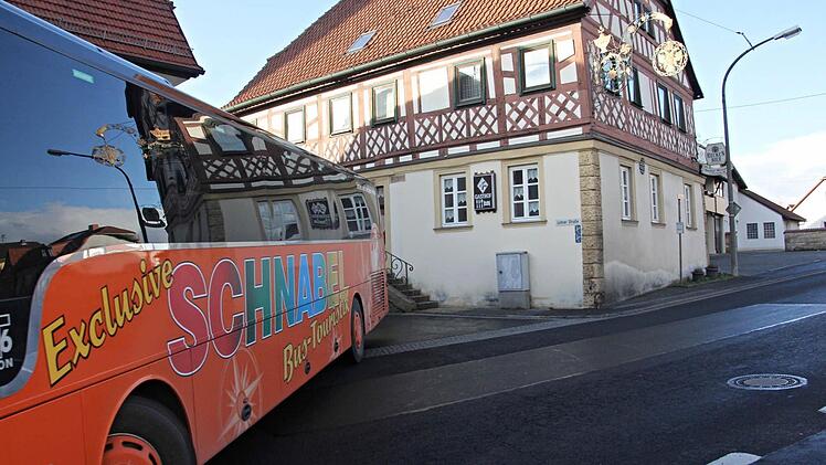 Ein aus der Lohrer Straße in die B 279 einfahrender Bus versperrt die gesamte Fahrbahn der Ortsdurchgangsstraße der stark frequentierten B 279. Foto: Helmut Will