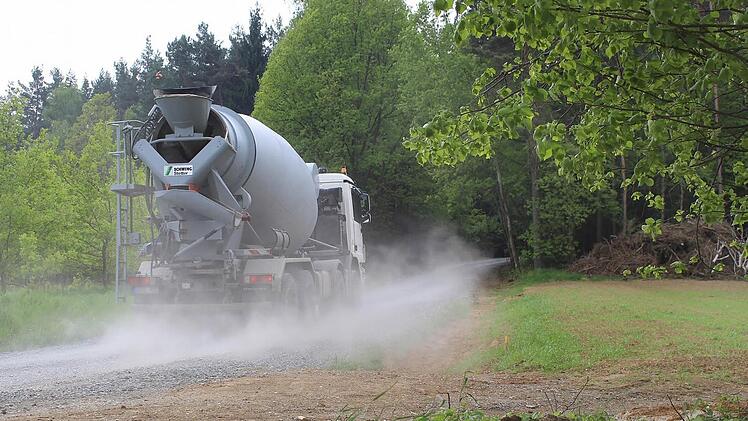 Im Minutentakt donnern die Betonlaster über den neuen Zufahrtsweg.