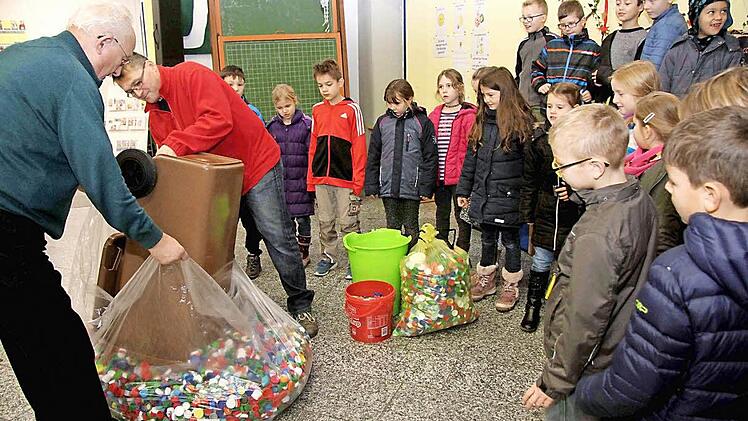 Tausende bunte Deckel wurden gewogen. Die Sch&uuml;ler in M&uuml;nchaurach haben sie gesammelt, um Polioimpfungen zu finanzieren. Foto: Richard S&auml;nger