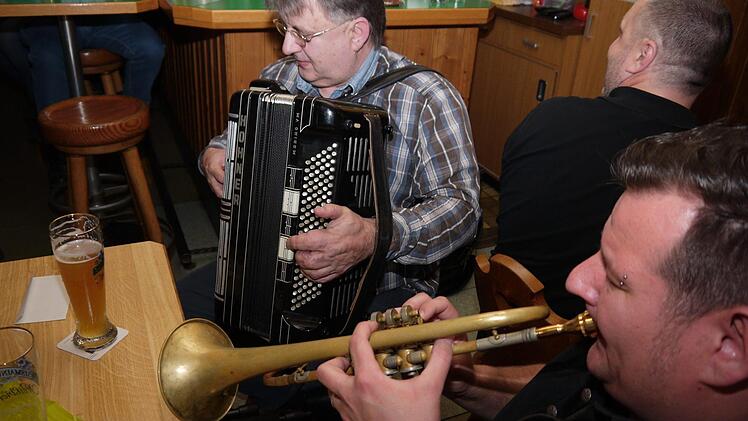A echte Gaudi: das Wirtshaussingen in Ebersdorf bei Coburg. Foto: Berthold Köhler