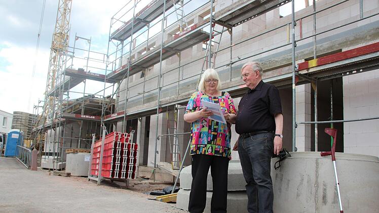 Helga und Michael Schadeberg vor dem künftigen Hospiz Foto: Christiane Lehmann
