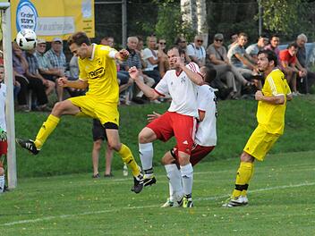 Zumindest hier durften die Rannunger durchatmen, der Kopfball von Thulbas Florian Heim landete nicht im TSV-Tor. Foto: ssp