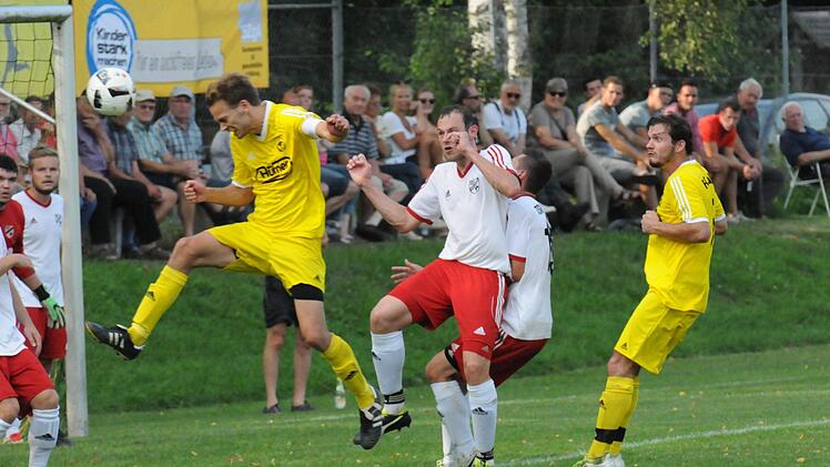 Zumindest hier durften die Rannunger durchatmen, der Kopfball von Thulbas Florian Heim landete nicht im TSV-Tor. Foto: ssp