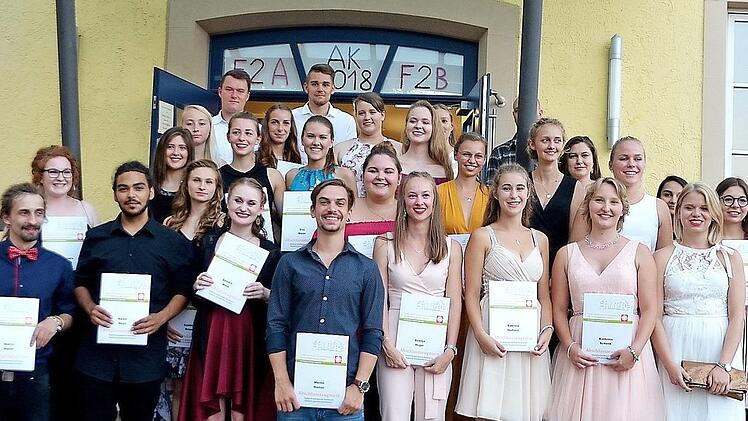 48 junge Erzieherinnen und Erzieher bekamen am Dienstag an der Faks in Haßfurt ihre Abschlusszeugnisse, hier die Klasse F2a.