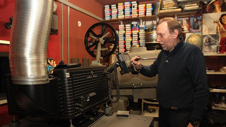 Heute ist alles digital. Doch Filmvorführer Wolfgang Kupfer kann auch den alten 35-Millimeter-Projektor (im Hintergrund) noch bedienen.