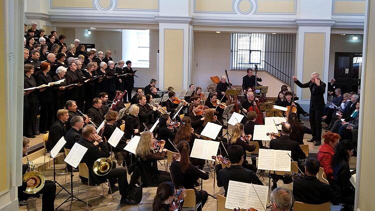 Großen Eindruck bei den zahlreichen Zuhörern in der Morizkirche hinterließ die Aufführung von Antonin Dvoráks "Stabat Mater" durch den Coburger Bachchor.Foto: Jochen Berger