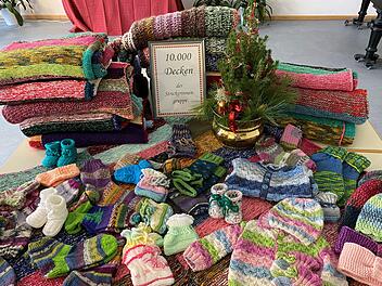 Unter den Stricksachen ist die 10.000. Decke aus Heroldsbach dabei. Foto: Gemeinde Heroldsbach